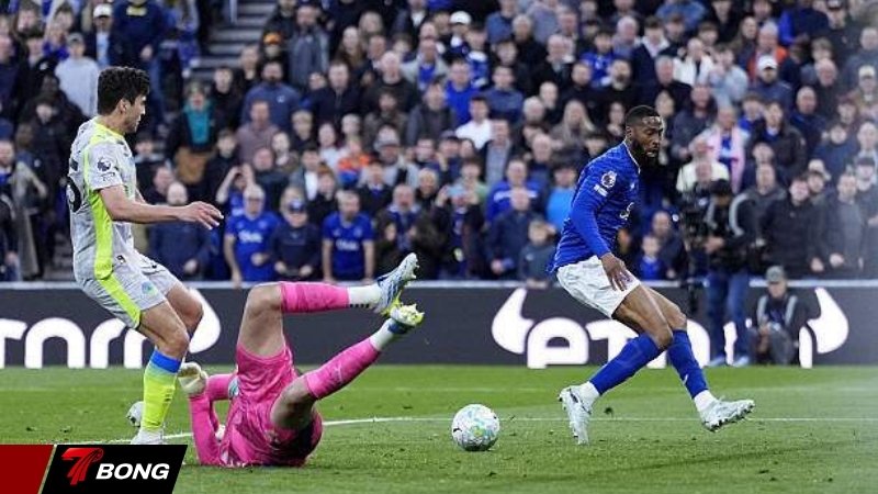 Man City và Everton đã tạo nên một trận cầu điên rồ